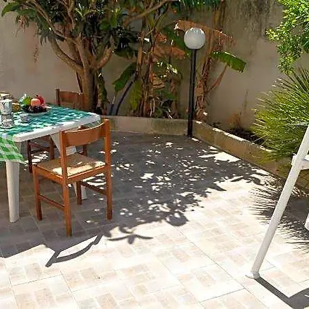 Charming In Location With Air Conditioning Pets