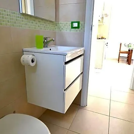 Charming In Location With Air Conditioning Pets Hotel